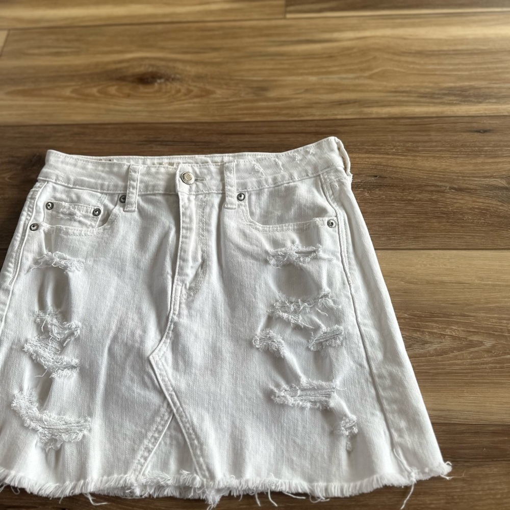 American Eagle, outfitters stretch white distressed jeans skirt size 4 - Picture 2 of 4